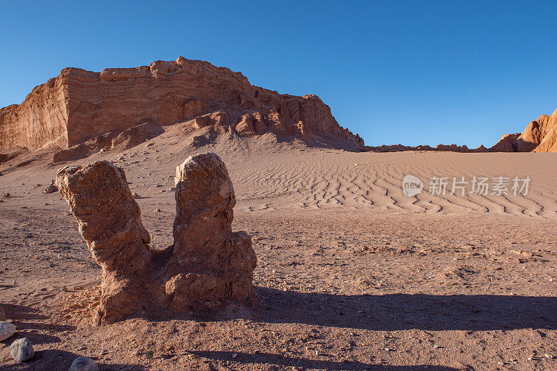 智利阿塔卡马沙漠月亮谷剧场的v形石头(Valle de la Luna)